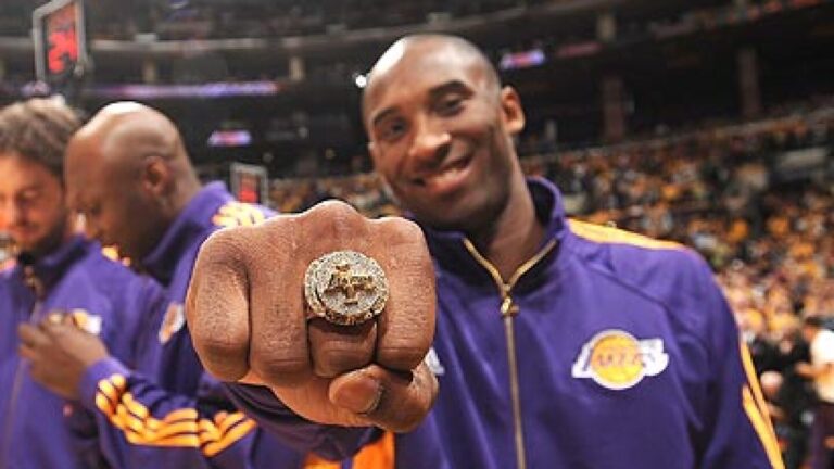 Le père de Kobe Bryant vend la bague de champion du défunt